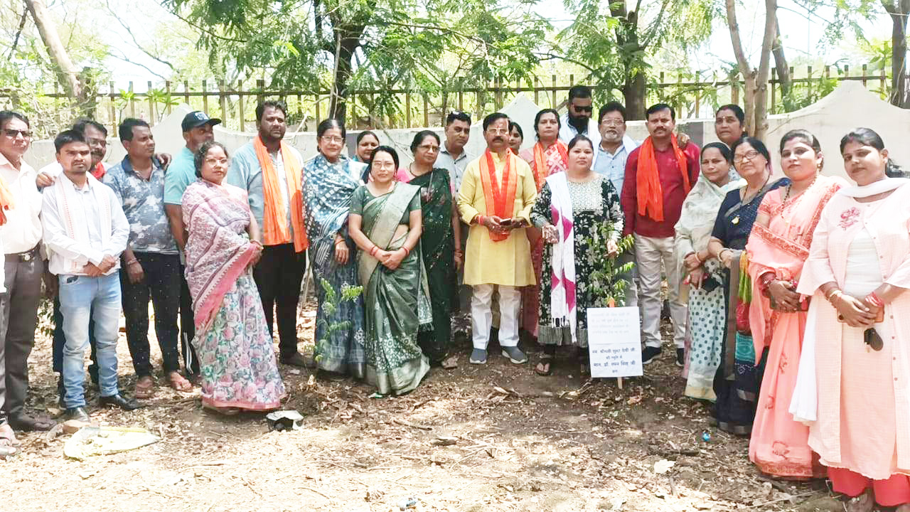 बालाजी मंदिर में पौधरोपण व रंगोली स्पर्धा  महिला मोर्चा मंडल  ने प्रतिभागियों को  किया पुरस्कृत