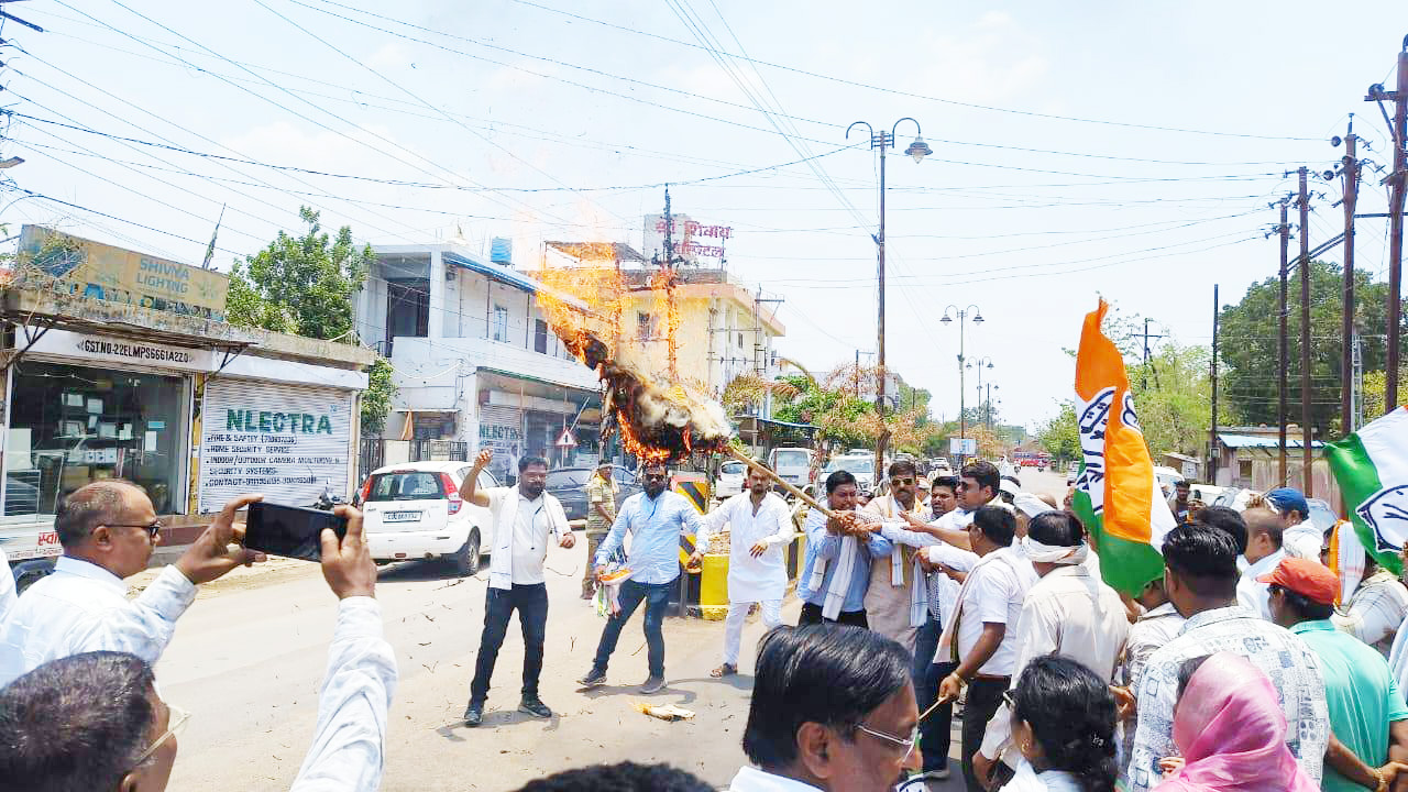 बिजली बिल वृद्धि : कांग्रेसियों ने फूंका सीएम का पुतला