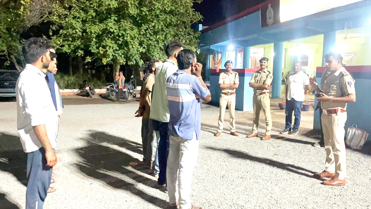 शहर के आउटर इलाकों में पुलिस बल के साथ घूमे एसपी