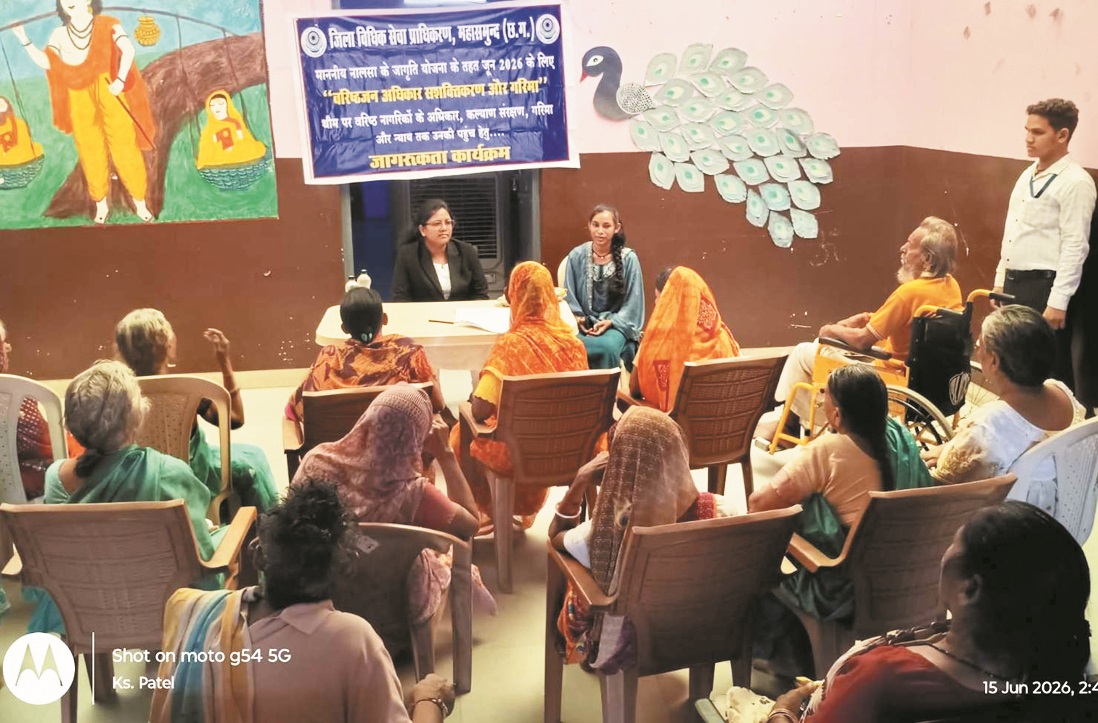 वृद्धाश्रम में जागरूकता शिविर