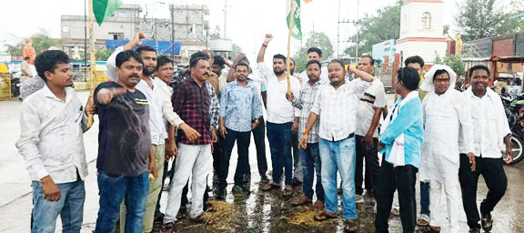 कांग्रेस का धरना-प्रदर्शन, सीएम का पुतला दहन