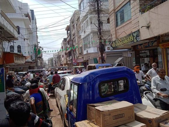 अव्यवस्था से बाजारों में लग रहा जाम