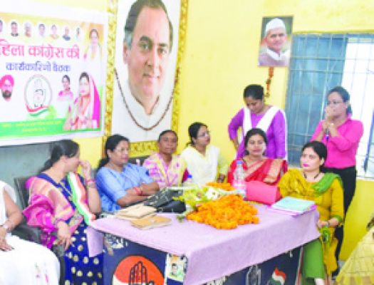 पर्यवेक्षक परघनिया के आगमन पर महिला कांग्रेस ने किया स्वागत