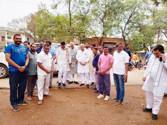 अचानक कसडोल पहुंचे पीसीसी अध्यक्ष मरकाम कांग्रेसियों ने किया स्वागत, कुशलक्षेम जाना