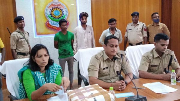 शराब दुकान में डकैती के तीन आरोपी पकड़ाए
