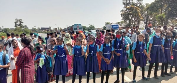 शिक्षक की कमी से हलाकान स्कूली बच्चों ने किया हाईवे जाम