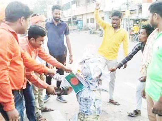 बांग्लादेश की प्रधानमंत्री का फूंका पुतला