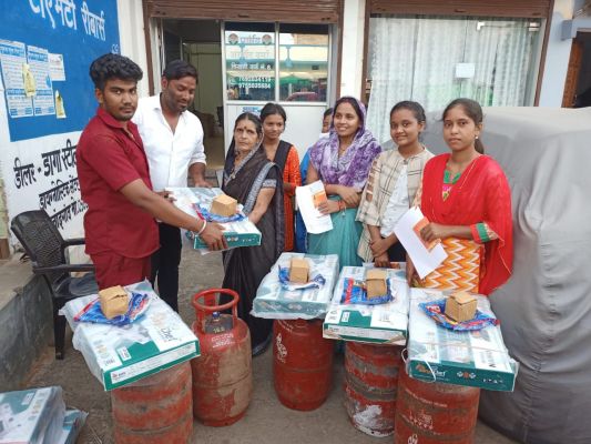 पार्षद ने किया नि:शुल्क गैस सिलेंडर और चूल्हा वितरण