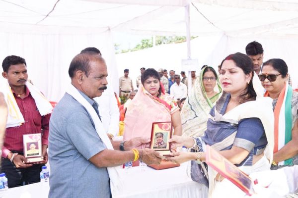 धनवंतरी जेनेरिक मेडिकल स्टोर्स से दवाइयां खरीदकर ग्राहकों ने कहा