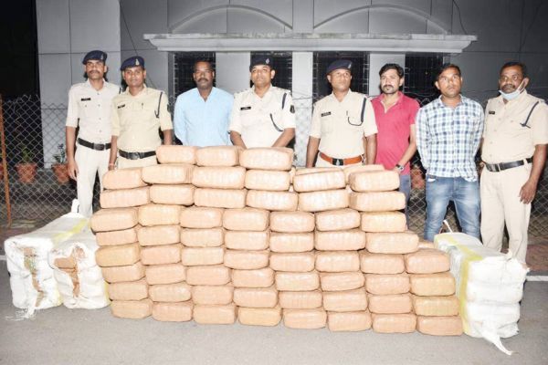  50 लाख का गांजा समेत वाहन जब्त, तस्कर फरार