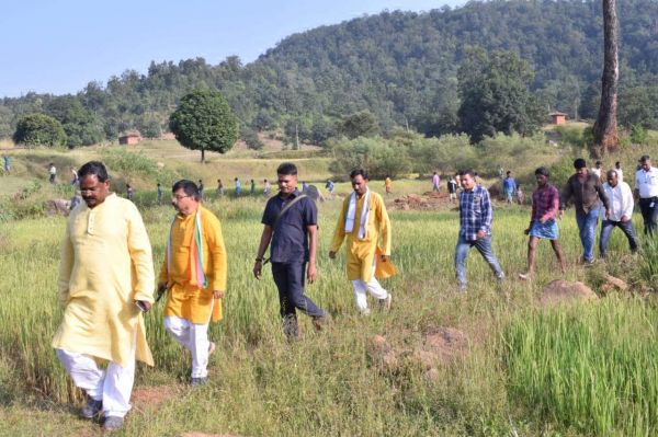    5 किमी पैदल चलकर नदी के दलधोआ घाट पहुंचे अमरजीत, बांध निर्माण क्षेत्र का किया दौरा