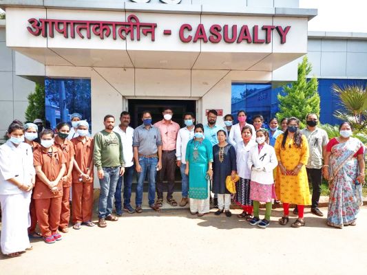 वेतन न मिलने से नाराज कर्मियों ने बांधी काली पट्टी
