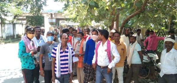 फसल बीमा से वंचित ग्रामीण पहुंचे कलेक्टोरेट