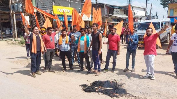 बांग्लादेश में हिंदुओं पर हो रहे हमले के विरोध में फूंका पुतला