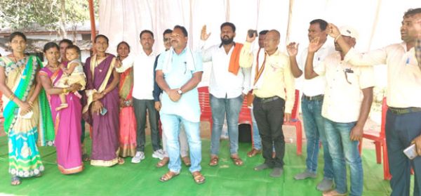 बीईओ-एबीईओ को हटाने जनप्रतिनिधियों का बेमुद्दत धरना-प्रदर्शन दूसरे दिन भी जारी