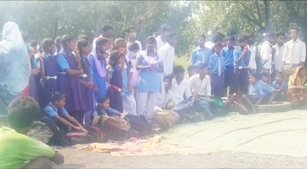 अब बेहतर सडक़ के लिए स्कूली बच्चे भी उतरे सडक़ पर