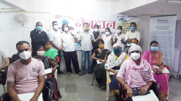 कोरोना टीकाकरण के लिए नवदृष्टि-रिलायंस फाउंडेशन के सदस्य कर रहे जागरूक
