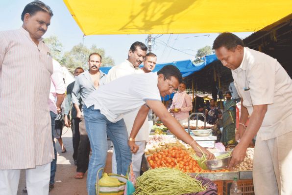  सब्जी खरीदने बाइक चलाकर बाजार पहुंचे मरकाम, पूछा-उधारी में दोगे क्या...