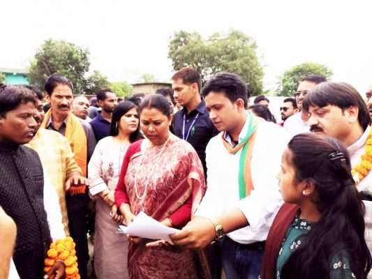 सांसद गोमती साय को ग्रामीणों ने बताई समस्याएं