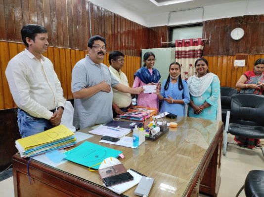 निबंध प्रतियोगिता के विजेता पुरस्कृत