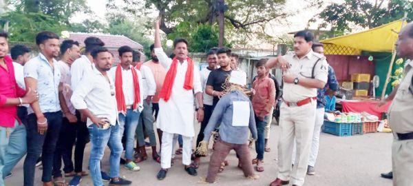 बढ़ती महंगाई के विरोध में शिवसैनिकों  ने केंद्रीय मंत्री का पुतला फूंका