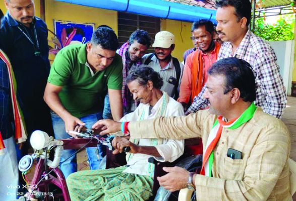   लखमू को संसदीय सचिव जैन ने दी बैटरी चलित ट्रायसाइकिल
