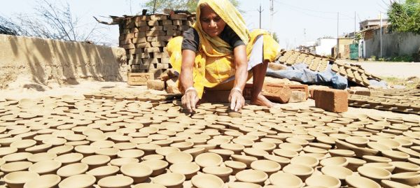 दूसरों के घरों को रौशनी देने वाले कुंभकारों के जीवन में अब भी अंधेरा