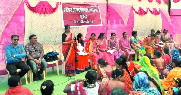 मांगों को ले आंबा कार्यकर्ता व सहायिकाओं ने की आवाज बुलंद, दिया धरना