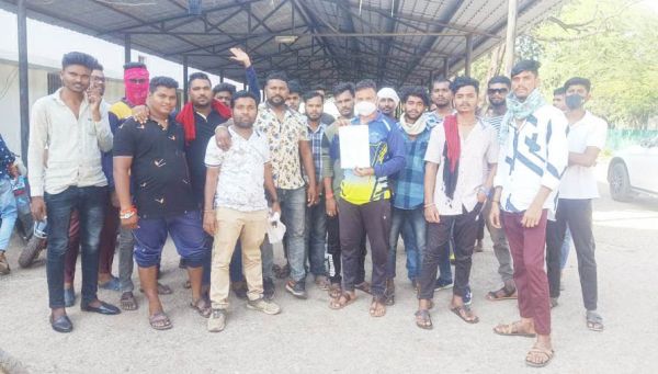 चिखली पुलिस चौकी प्रभारी के समर्थन में उतरे युवा