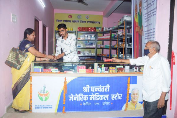 शहर में धनवंतरी मेडिकल स्टोर्स की बढ़ रही लोकप्रियता