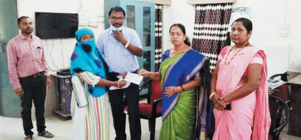 कोरोना से मौत, परिजनों को चेक वितरण