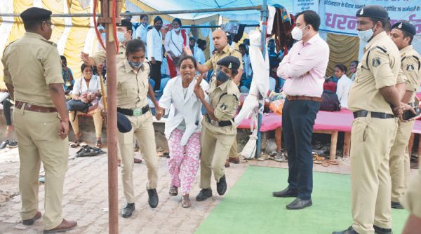 कोरोना योद्धाओं का प्रदर्शन, गिरफ्तार