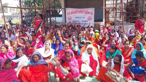 मांगों को ले आंबा कार्यकर्ताओं ने दिया धरना