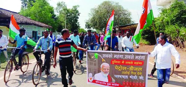 युवा कांग्रेस ने पेट्रोल-डीजल व रसोई गैस के बढ़ते दामों के विरोध में किया प्रदर्शन