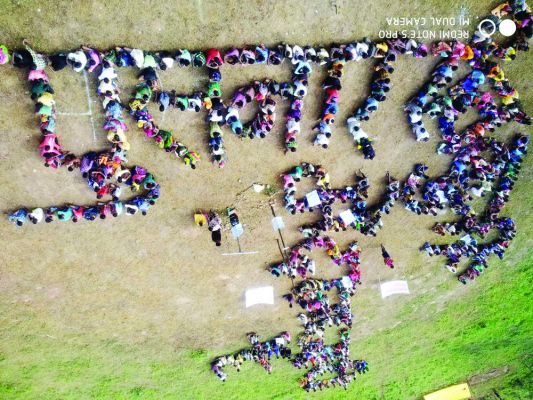   कैम्प के विरोध में ग्रामीणों का अनोखा प्रदर्शन, मानव श्रृंखला बनाकर लिख दिया पुसनार