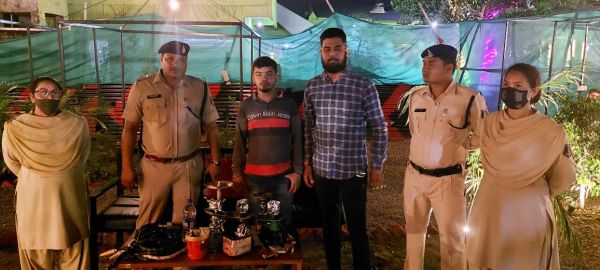 अवैध हुक्का बार पर पुलिस का शिकंजा
