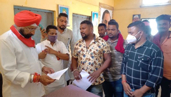 उत्त्तर ब्लॉक अध्यक्ष को हटाने चिखली के युवा लामबंद