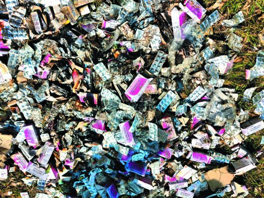 सूनसान इलाकों में दवाईयों को जलाने की कोशिश