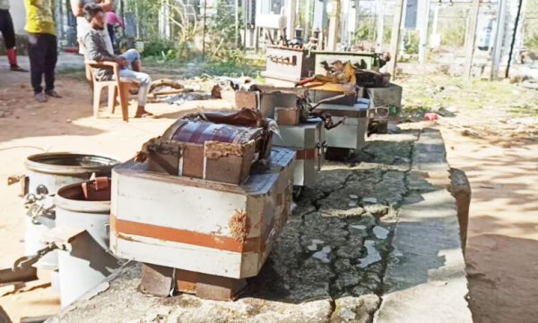 विद्युत सब स्टेशन में ट्रांसफार्मर चोरी करते 2 पकड़ाए