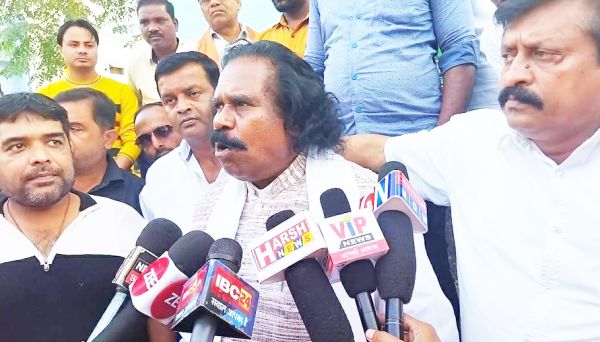 पुलिस प्रताडऩा से आदिवासी युवक खुदकुशी मामले में एक करोड़ मुआवजे की मांग