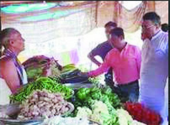   बढ़ती कीमत पर किश्त में सब्जी खरीदने पहुंचे पाठ्य पुस्तक निगम अध्यक्ष