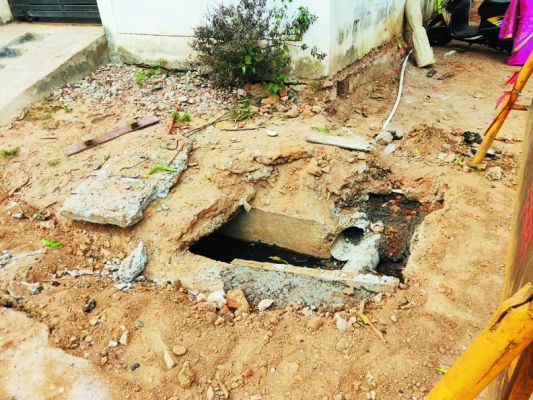 जलआवर्धन निर्माण कार्य में गड्ढा खोद कर छोड़ा, हादसे का डर