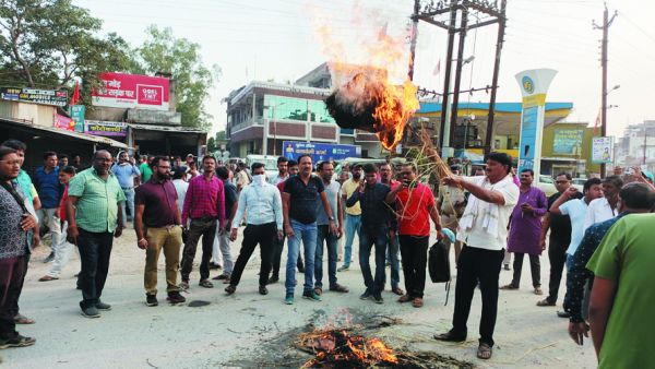    कांग्रेस कार्यकर्ता सम्मेलन में मंच पर भिड़ गए नेता
