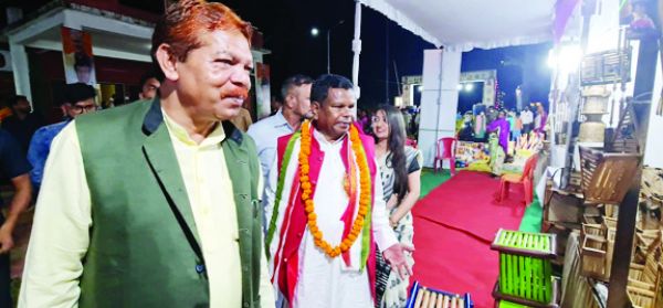  प्रभारी मंत्री पहुंचे कोंडानार हस्तशिल्प महोत्सव में