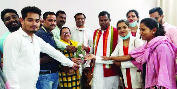  वेतन विसंगति को ले आबकारी मंत्री से मिले  डीएमएफटी कर्मी