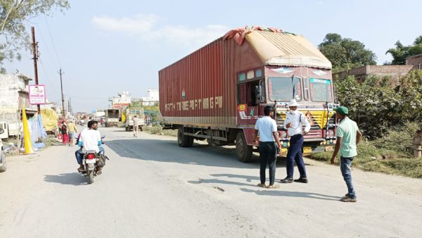 बेतरतीब खड़ी गाड़ियों पर कार्रवाई