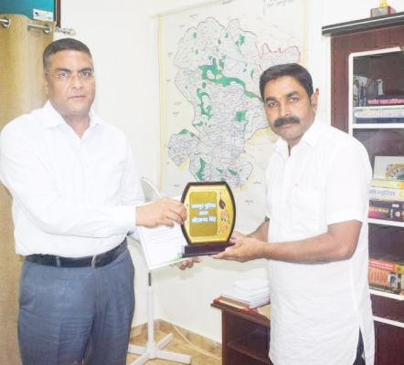 सीसीटीवी फुटेज  से चोरों को पकडऩे में मदद, दुकानदारों का सम्मान