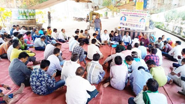 मांगों को ले सहकारी समिति का एक दिनी धरना