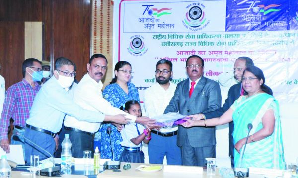 मेगा लीगल सर्विस कैम्प में शासकीय योजनाओं के हितग्राहियों को किया लाभांवित