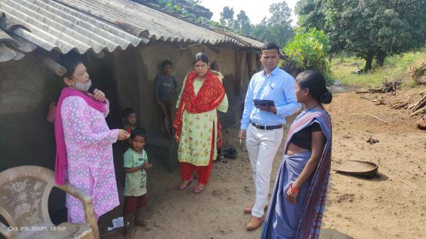 दुर्गम गांव जटासेमर के पहाड़ी कोरवाओं के बीच पहुंचा प्रशासनिक अमला